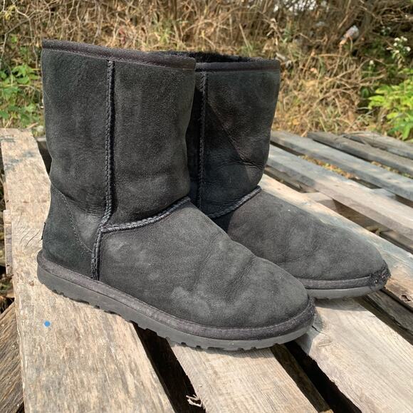 Ugg Classic #5825 short black boots Size 6 - Picture 1 of 8